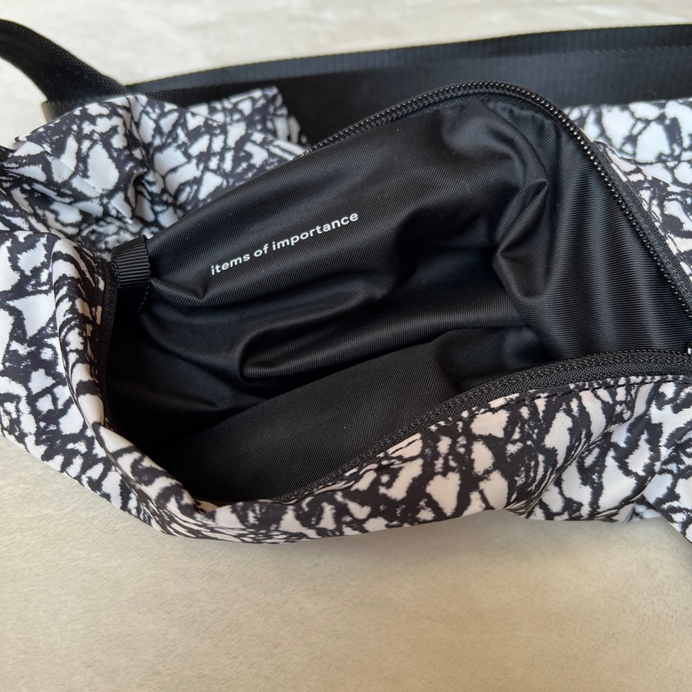 Lululemon Athletica “The Yoga Bag 14L” Icebreaker Black and White-Like New - Picture 6 of 9